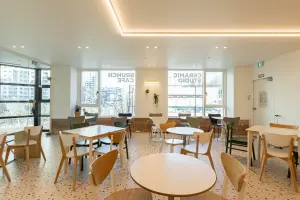 자연광 가득한 북유럽풍 브런치 카페 홀 인테리어